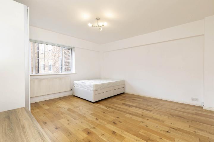 			Studio Apartment, 1 bath, 1 reception Flat			 Embassy House, West End Lane, West Hampstead